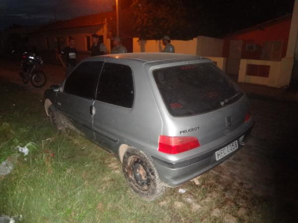 Carro é abandonado no centro de Floriano