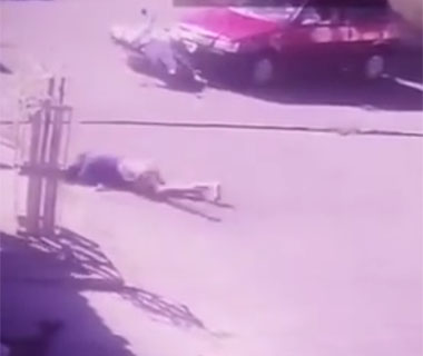 Vídeo flagra acidente em que mulher é arremessada de moto no Dirceu