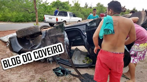 Carro capota com duas pessoas após roda sacar em rodovia no Norte do Piauí