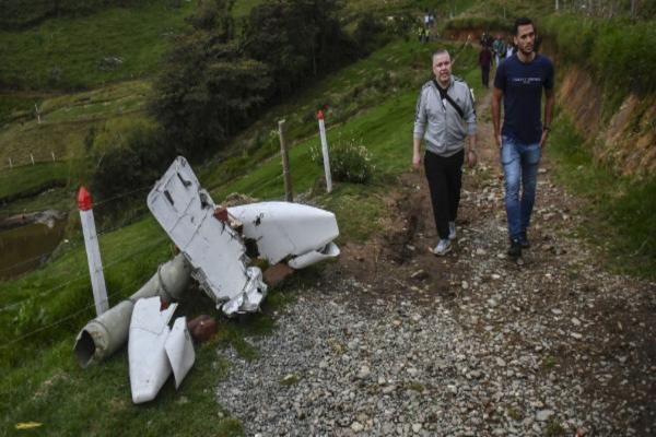 Ex-zagueiro Neto visita local da queda do avião da Chapecoense
