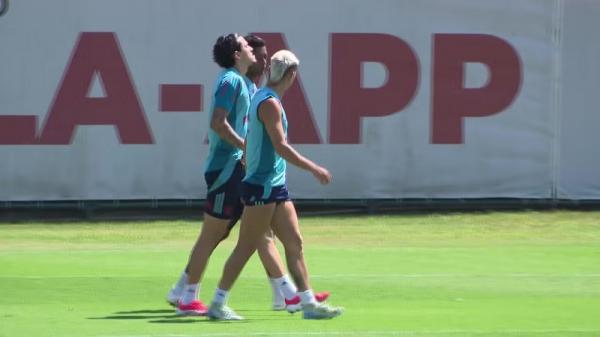 Pedro faz primeiro aquecimento com o grupo do Flamengo após grave lesão