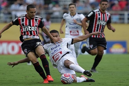 São Paulo vence fora de casa e assume a liderança da chave