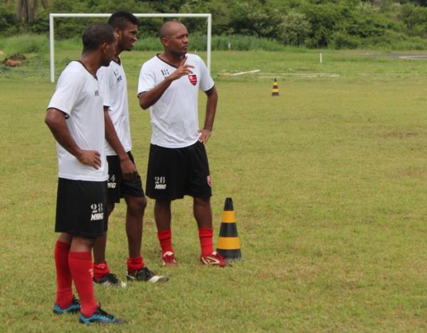 Mais experiente, Joniel tenta orientar novatos em treinos do Flamengo-PI.(Imagem:Ant&ocirc;nio Fontes /GloboEsporte.com)