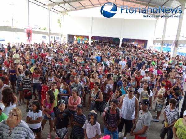 Matin&ecirc; de carnaval re&uacute;ne centenas de foli&otilde;es no CEC.(Imagem: FlorianoNews)