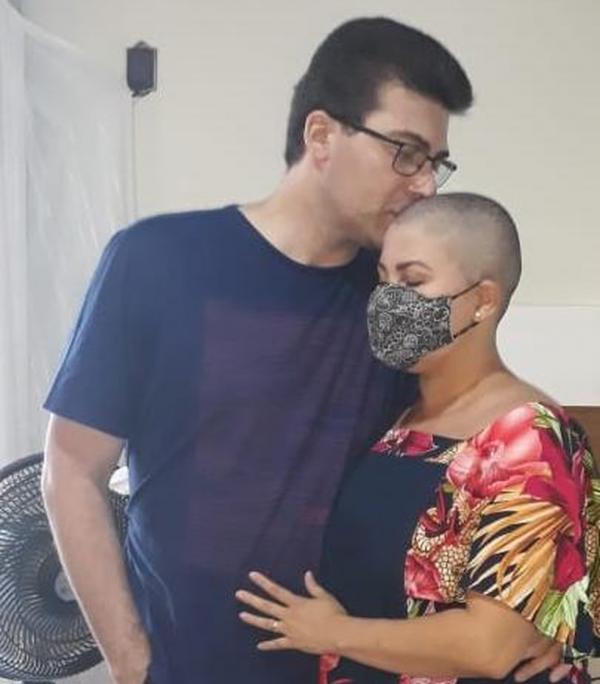 Mulher cumpre promessa de raspar o cabelo após irmão se recuperar da Covid e receber alta no Piauí