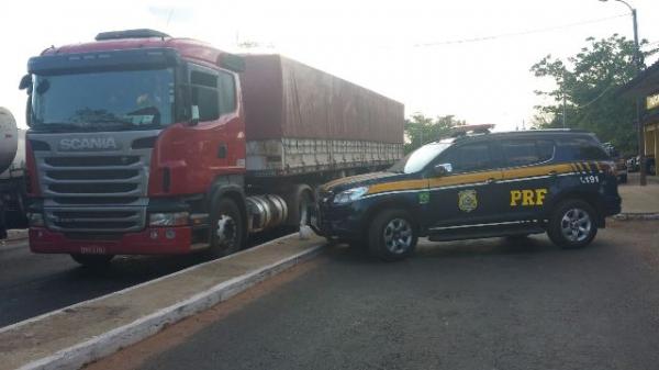 PRF apreende veículos de carga com queixa de roubo e documentação falsa em Floriano