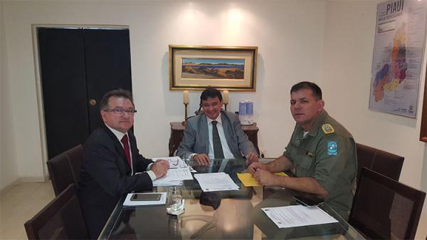 Governo autoriza progressão de policiais e compra de armamento