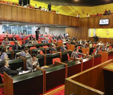Partidos aliados pedem que governador defina "critério" para redução de cargos
