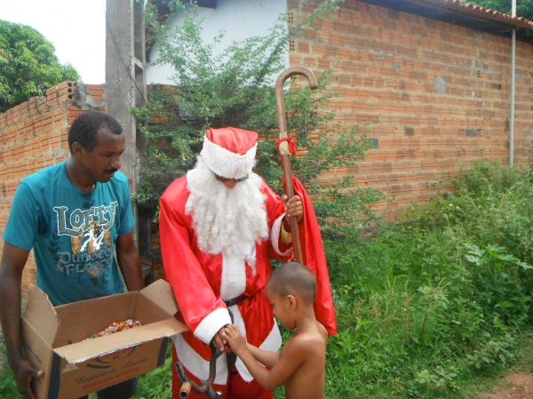 Papai Noel promoveu manh&atilde; de alegria com distribui&ccedil;&atilde;o de bombons em Floriano.(Imagem:FlorianoNews)