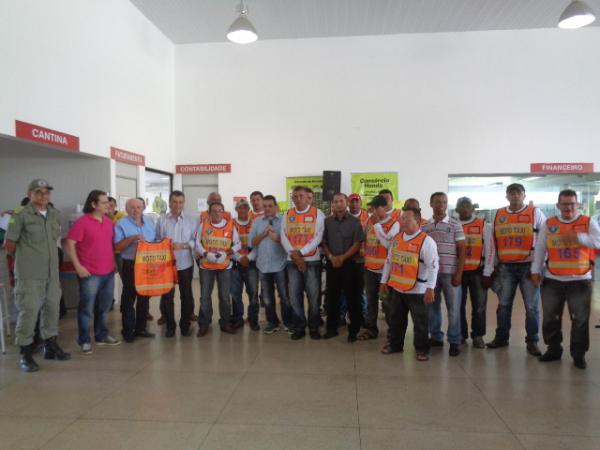 Mototaxistas florianenses recebem coletes de segurança