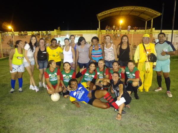 Jogo de futebol em homenagem as mulheres.(Imagem:FlorianoNews)