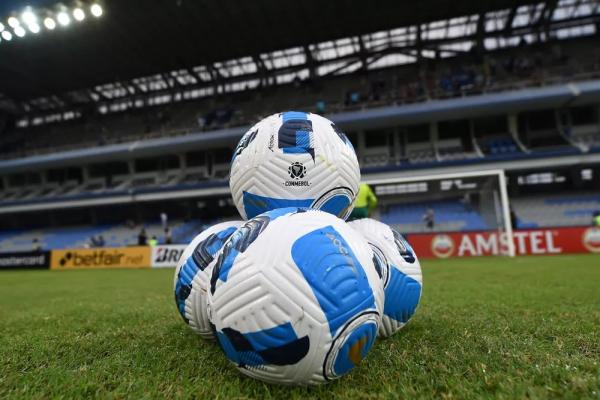  Bolas da Libertadores no est&aacute;dio George Capwell, casa do Emelec, onde o Flamengo treinar&aacute;.(Imagem:Conmebol )