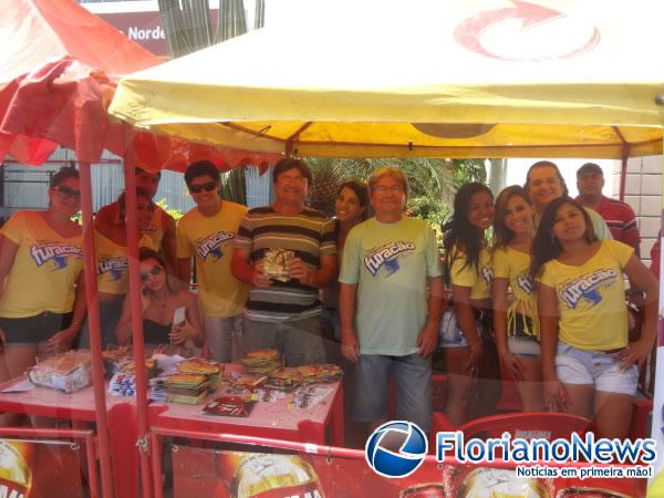 Bloco Furac&atilde;o realiza panfletagem para venda de abad&aacute;s.(Imagem:FlorianoNews)