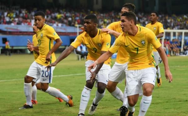  Paulinho e Lincoln s&atilde;o entrosados at&eacute; na comemora&ccedil;&atilde;o dos gols.(Imagem: Getty Images/Fifa)