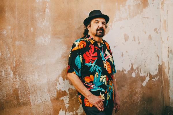 Aos 75 anos, o baiano Paulinho Boca de Cantor se renova em álbum autoral com músicas inéditas