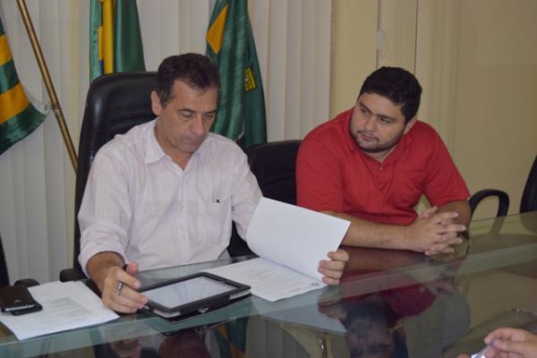 Prefeito Gilberto J&uacute;nior(Imagem:Waldemir Miranda)