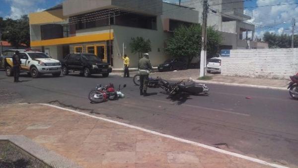 Acidente envolvendo tr&ecirc;s motocicletas deixa condutores feridos em Floriano.(Imagem:FlorianoNews)