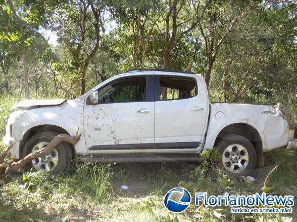Pneu estoura e motorista bate contra &aacute;rvores na zona rural de Floriano.(Imagem:FlorianoNews)