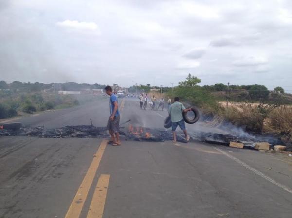 Manifestantes s&oacute; retiraram a barricada ap&oacute;s negocia&ccedil;&atilde;o com a PRF e PM.(Imagem:Juliana Barros/G1)