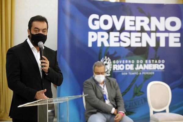 Cláudio Castro (PSC) é empossado governador do RJ, após impeachment de Witzel
