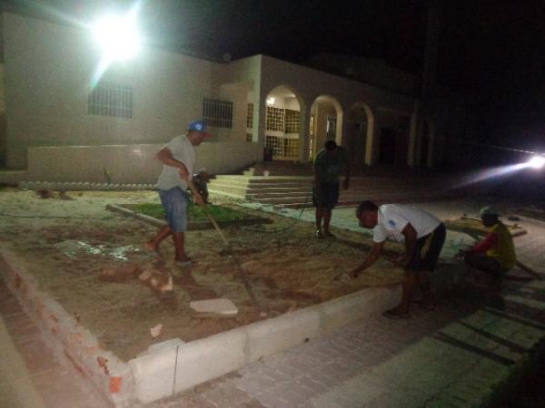 Mutir&atilde;o re&uacute;ne dezenas de trabalhadores no Mosteiro das Irm&atilde;s Concepcionistas de Floriano.(Imagem:FlorianoNews)