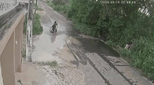 Casal com criança de um ano cai de moto em buraco coberto de água em Floriano