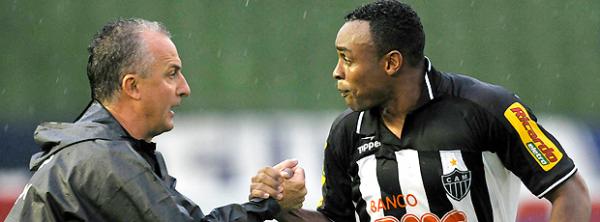 Obina faz três, Galo bate Cruzeiro por 4 a 3, sai do Z-4 e tira rival da ponta