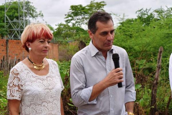 Prefeito de Floriano inaugura cal&ccedil;amento da Rua S&atilde;o Jos&eacute;.(Imagem:Waldemir Miranda)