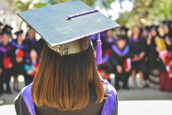 Com casos de Covid em alta e espera por vacinação, estudantes adiam matrícula no ensino superior