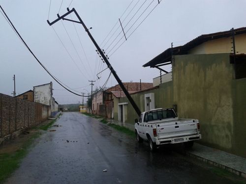 Motorista esquece freio de mão, carro atinge poste e deixa bairros de Floriano sem energia
