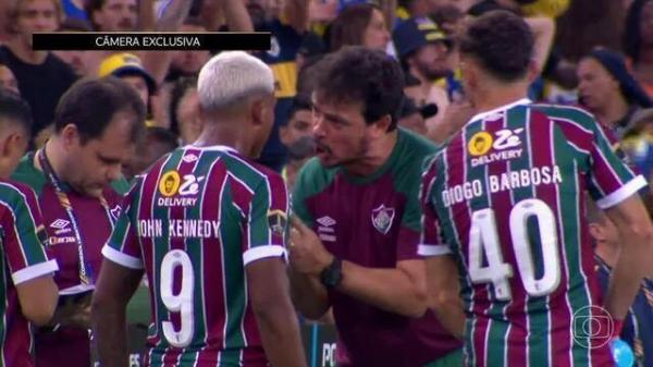 Diniz conversa com Jhon Kennedy antes da entrada do atacante no jogo.(Imagem:Reprodu&ccedil;&atilde;o)