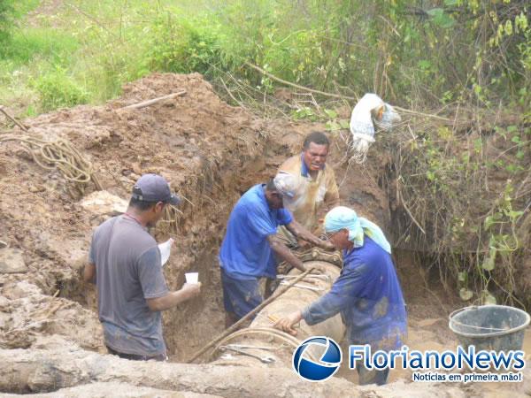 Vazamento de adutora &eacute; consertado e distribui&ccedil;&atilde;o de &aacute;gua come&ccedil;a a ser retomada em Floriano.(Imagem:FlorianoNews)
