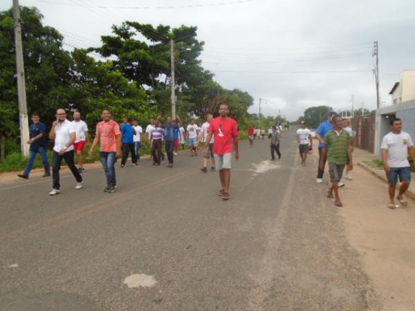 Caminhada leva homens at&eacute; o Santu&aacute;rio de Nossa Senhora da Guia.(Imagem:FlorianoNews)