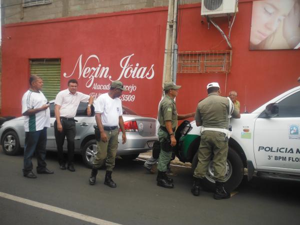 Colis&atilde;o envolve viatura da Pol&iacute;cia Militar no centro de Floriano.(Imagem:FlorianoNews)