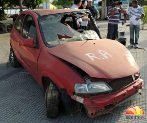 Em campanha educativa, Strans põe carros destruídos em praças de Teresina