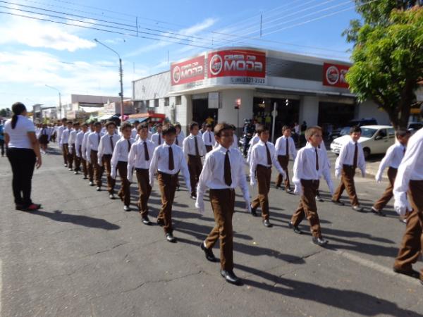 Desfile marca abertura de comemora&ccedil;&otilde;es pelos 45 anos do Col&eacute;gio Industrial.(Imagem:FlorianoNews)