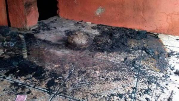 Parte da casa de Patr&iacute;cia Moreira &eacute; incendiada.(Imagem:Arquivo pessoal)
