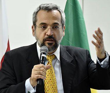 MEC não descarta novos cortes em universidades, diz ministro