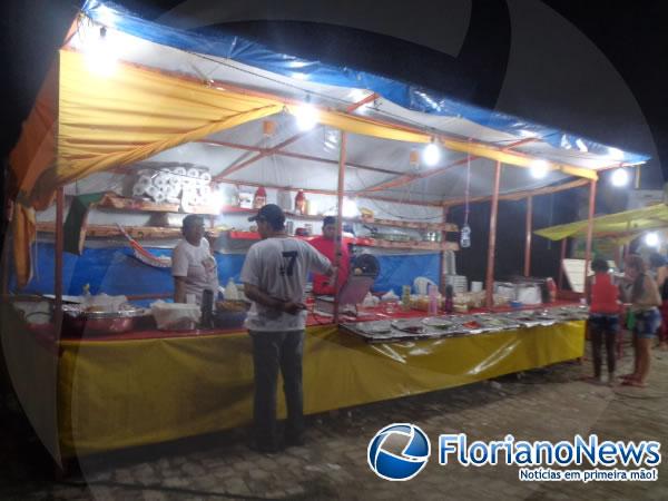Ambulantes comemoram boas vendas durante a Paix&atilde;o de Cristo em Floriano.(Imagem:FlorianoNews)