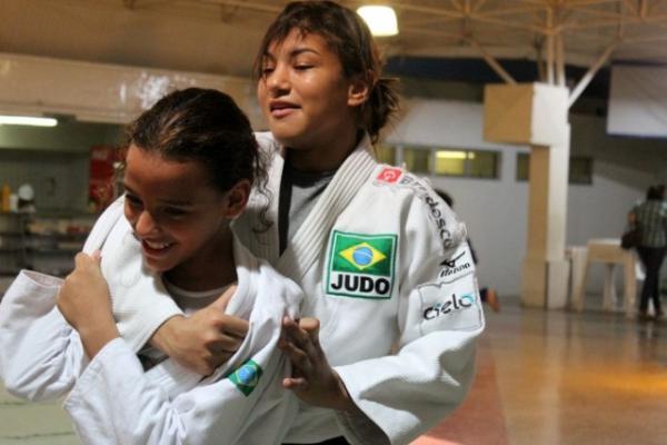 Apoiada pela mãe, faixa branca desafia judoca campeã olímpica: "Superá-la"