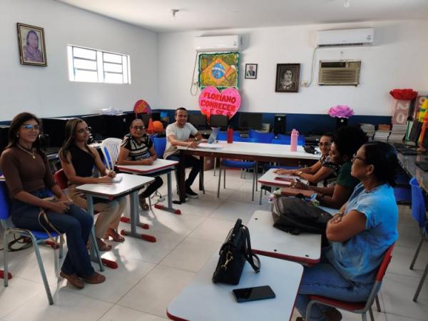 Com início do 2º semestre letivo nesta terça (4), Educação em Floriano acolhe novos professores concursados nas escolas(Imagem:Secom)