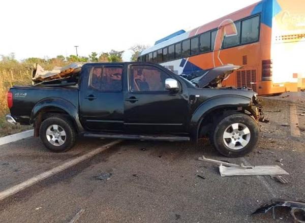 Motorista de 48 anos morre preso &agrave;s ferragens ap&oacute;s bater de frente com &ocirc;nibus de excurs&atilde;o no Piau&iacute;.(Imagem: Ascom PRF)