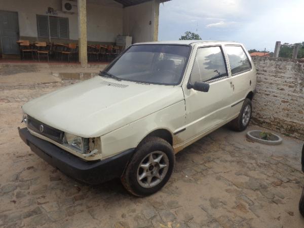 Carro roubado no centro de Floriano &eacute; recuperado nas proximidades do aeroporto.(Imagem:FlorianoNews)
