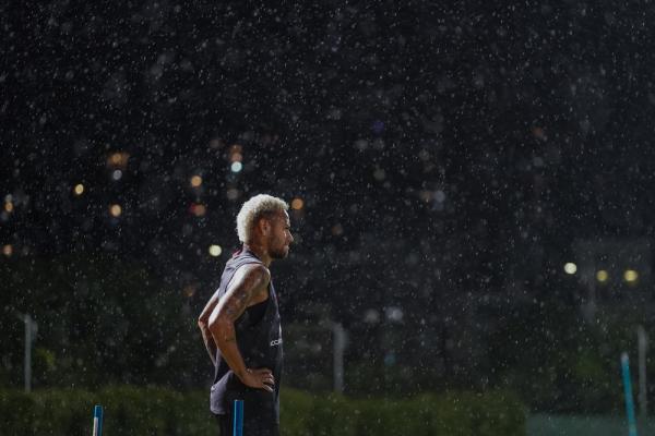 Querendo evitar o Barça, PSG ofereceu Neymar a Real Madrid, United e Juventus, afirma jornal