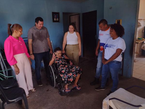 Entrega de cadeiras de rodas emociona beneficiários em ação da Secretaria Municipal de Saúde