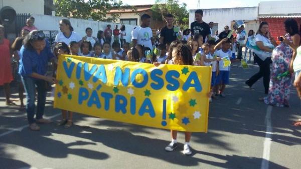  Alunos da educa&ccedil;&atilde;o infantil participam do desfile c&iacute;vico antecipado.(Imagem:SECOM)
