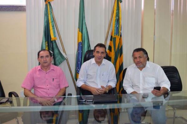 Gilberto J&uacute;nior discute conv&ecirc;nio entre Estado e Munic&iacute;pio para melhorar o abastecimento de &aacute;gua.(Imagem:Waldemir Miranda)