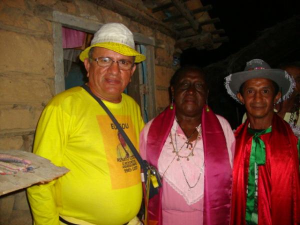 Amarelinho e os anfitri&otilde;es da noite(Imagem:reda&ccedil;&atilde;o)