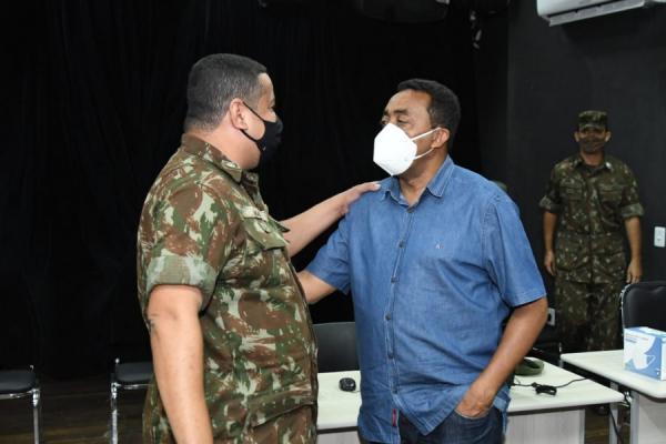 Prefeito Joel prestigia seleção de jovens para o Serviço Militar