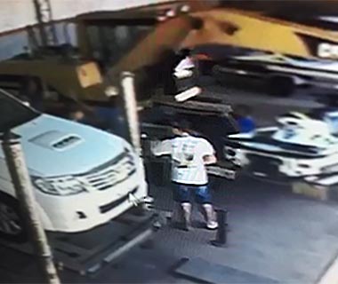 Câmeras flagram assalto em oficina e PM localiza bandidoss